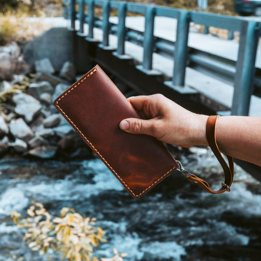 Is Your Wallet Hurting Your Back? The Ergonomic Guide to Desk Carry.